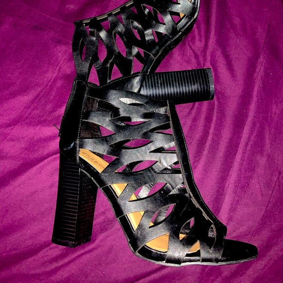 Black strappy heels sz:10 - Picture 1 of 3